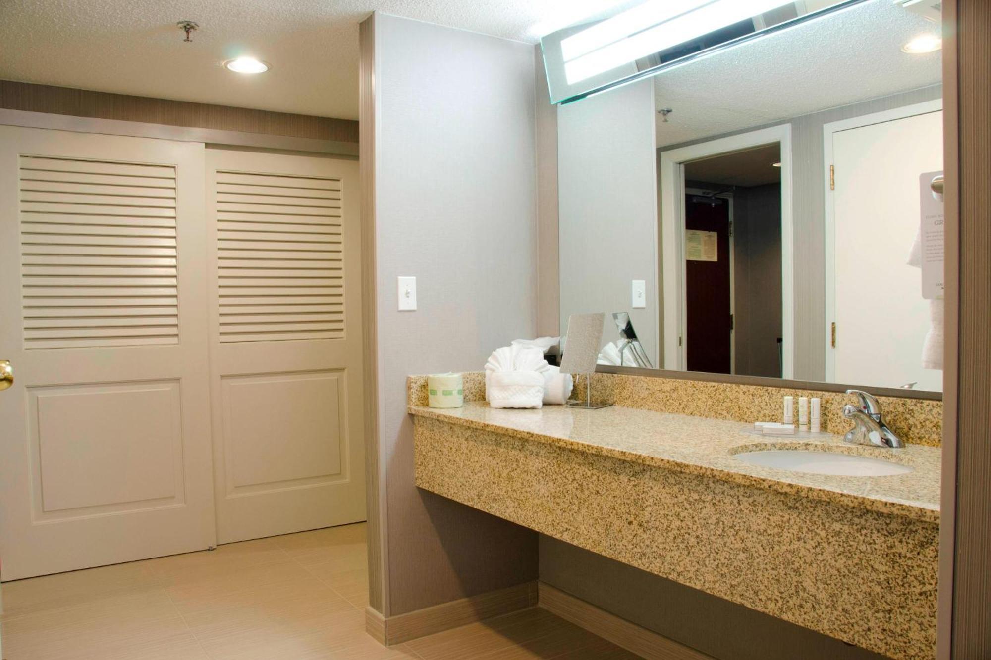 Отель Courtyard Waterbury Downtown Экстерьер фото