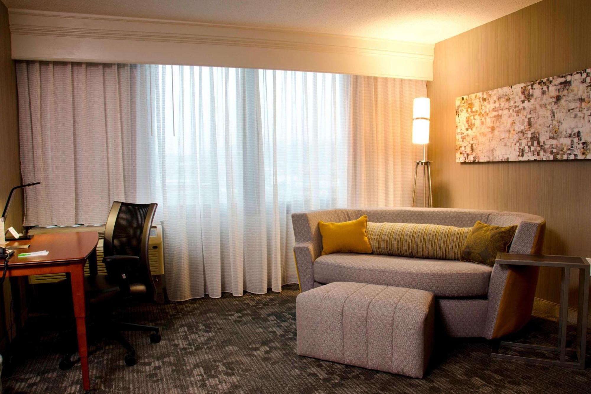 Отель Courtyard Waterbury Downtown Экстерьер фото
