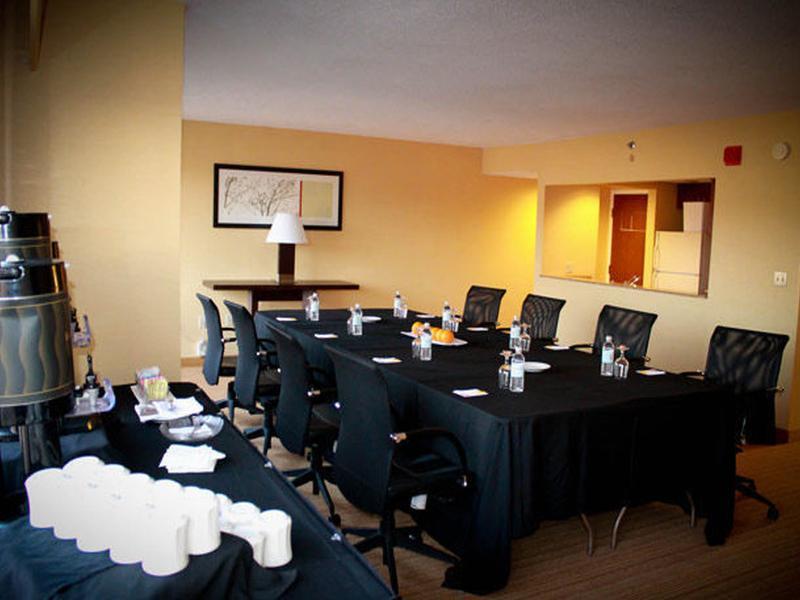 Отель Courtyard Waterbury Downtown Экстерьер фото