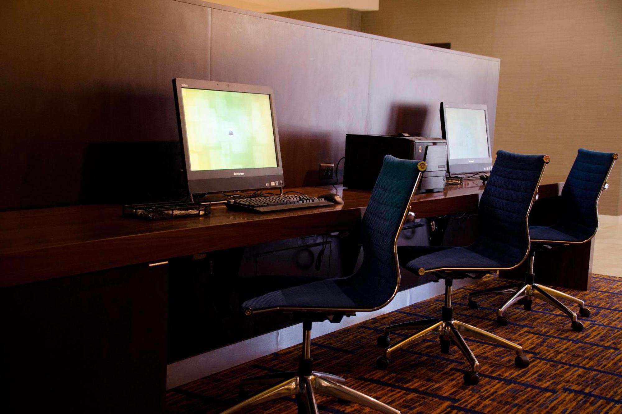 Отель Courtyard Waterbury Downtown Экстерьер фото