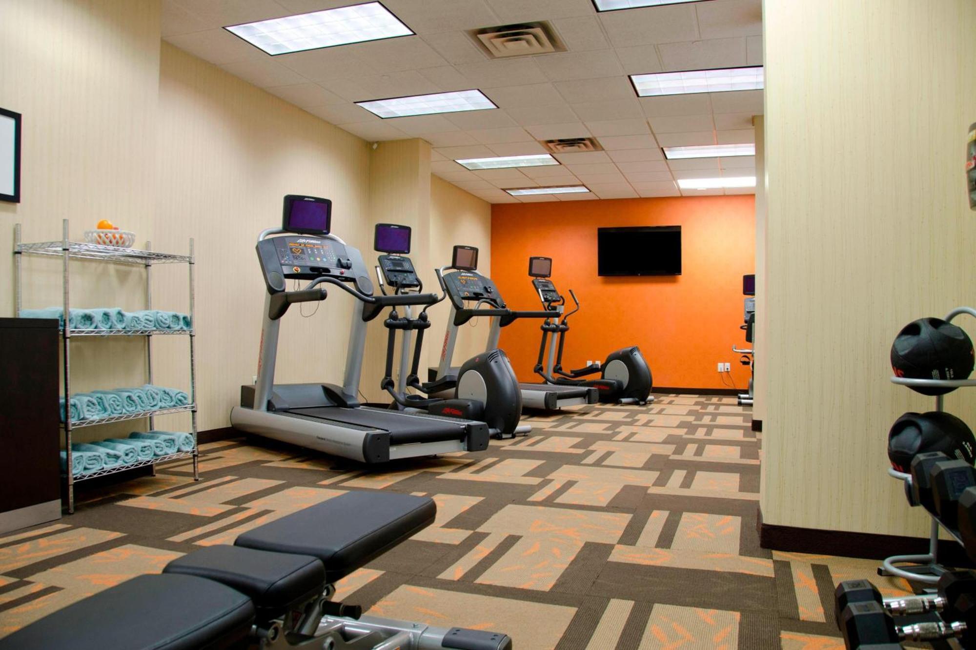 Отель Courtyard Waterbury Downtown Экстерьер фото