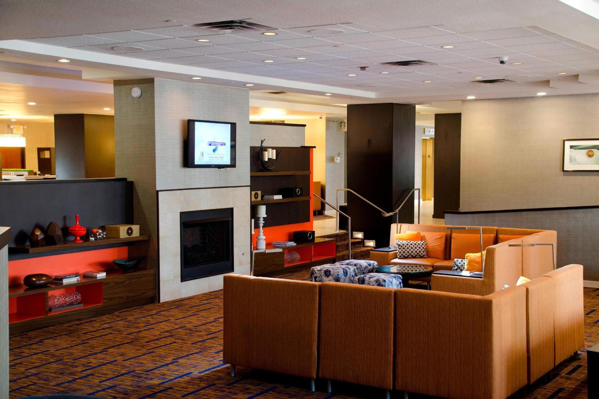 Отель Courtyard Waterbury Downtown Экстерьер фото