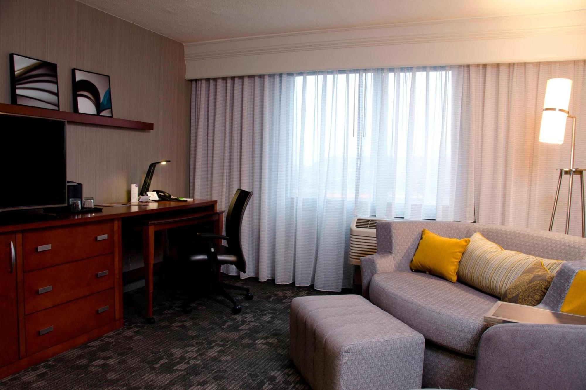 Отель Courtyard Waterbury Downtown Экстерьер фото