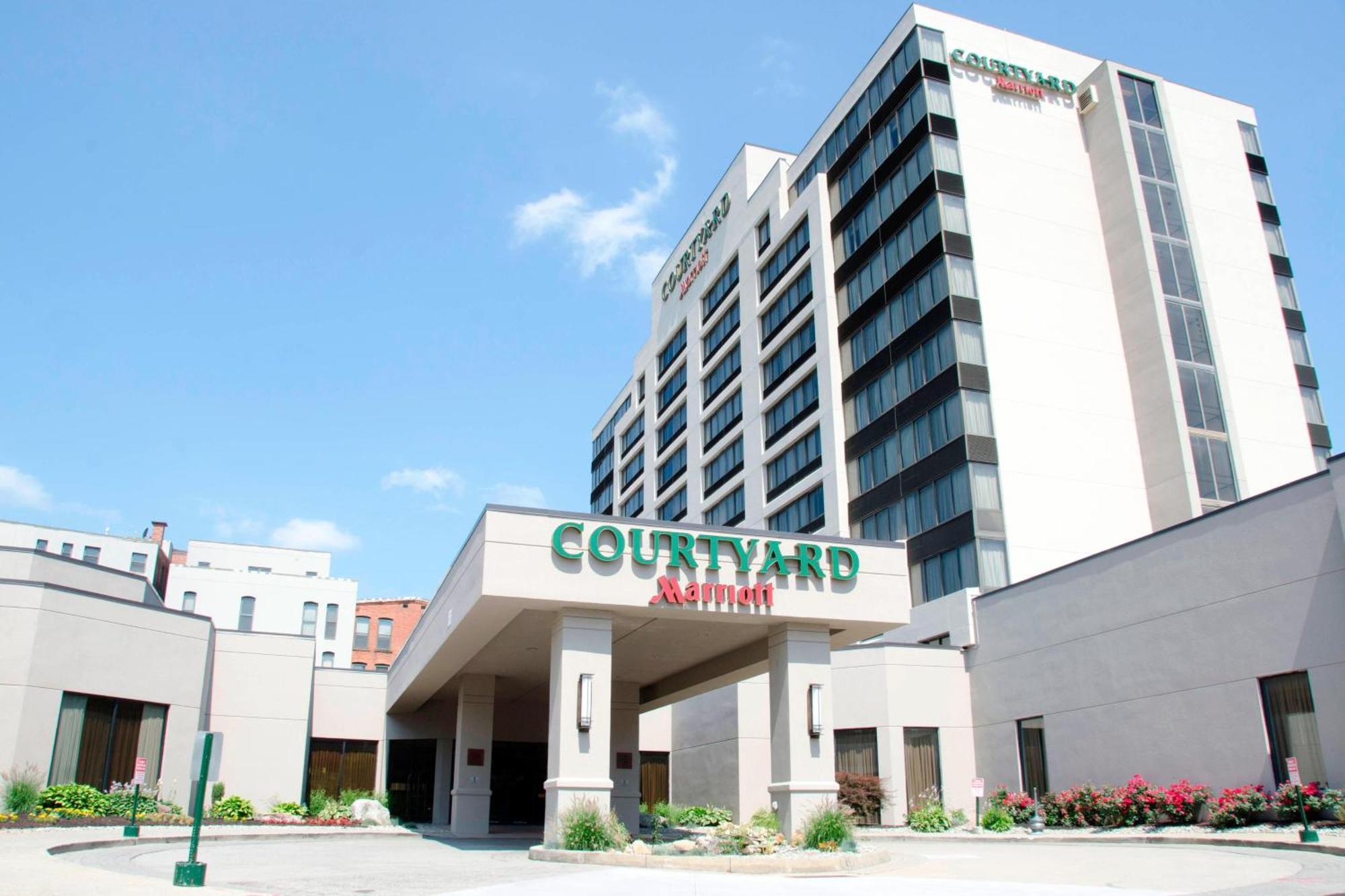 Отель Courtyard Waterbury Downtown Экстерьер фото